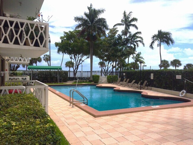 Building Photo - 1430 Brickell Bay Dr