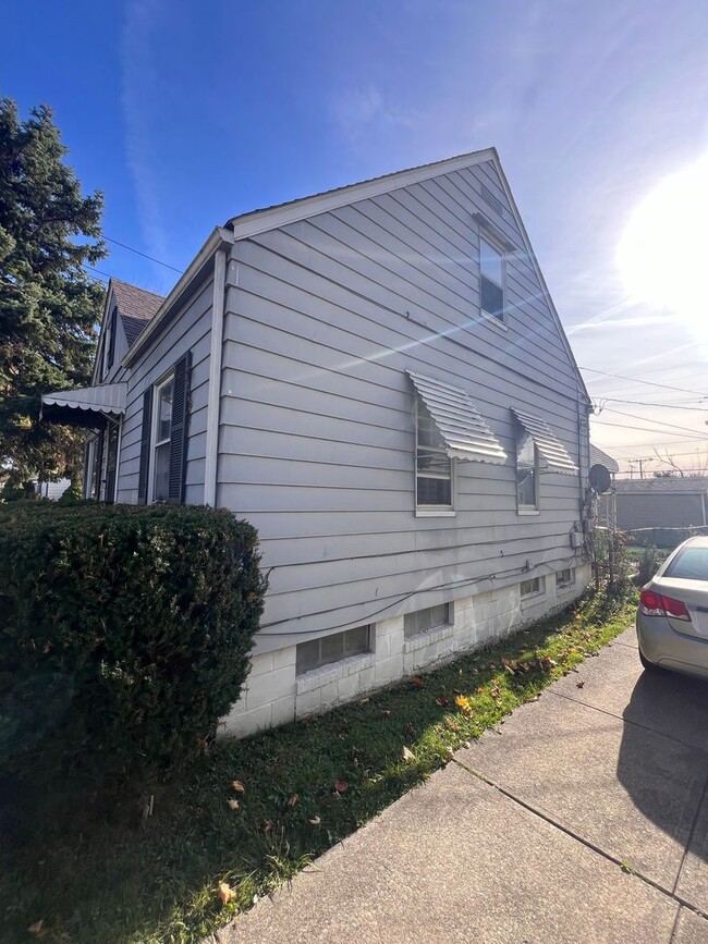 Building Photo - Section 8 Accepted: Affordable 4 Bed, 1 Ba...