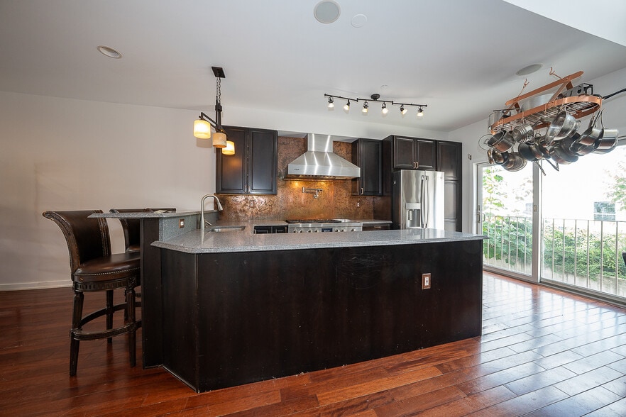 Building Photo - 601 Poplar St