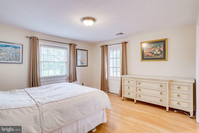 Building Photo - 609 Upland Pl