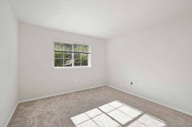 Building Photo - Water’s Edge Townhomes – Luxury Townhomes for Rent in Tacoma