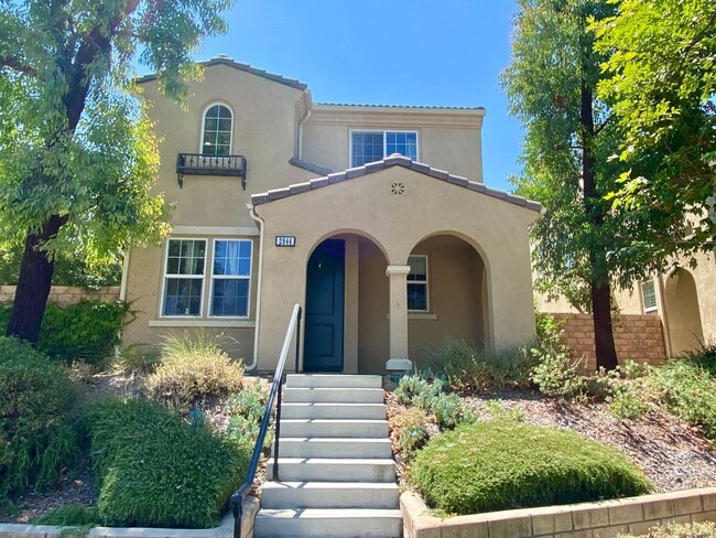 Primary Photo - 4 bed 3 bath home in the heart of Simi Val...