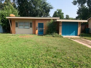 Building Photo - STUDENTS WELCOME! Cozy 1-Bedroom Bungalow w/ Garden and Detached Studio