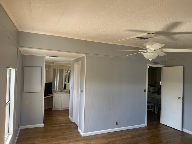 Building Photo - 10 Lake Diane Dr