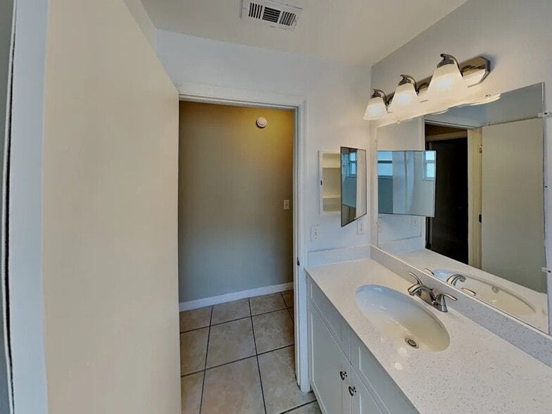 Building Photo - 2539 Chatham Cir