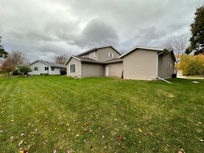 Building Photo - Huge 3BR/3BA house on Madison's West Side!