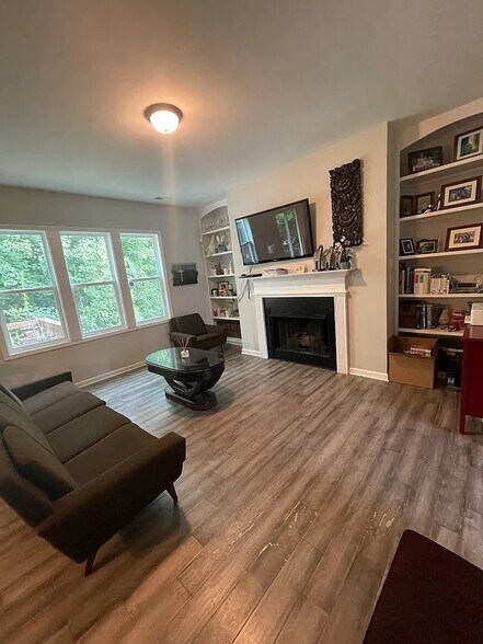 Building Photo - Room in House on E Webber Ln