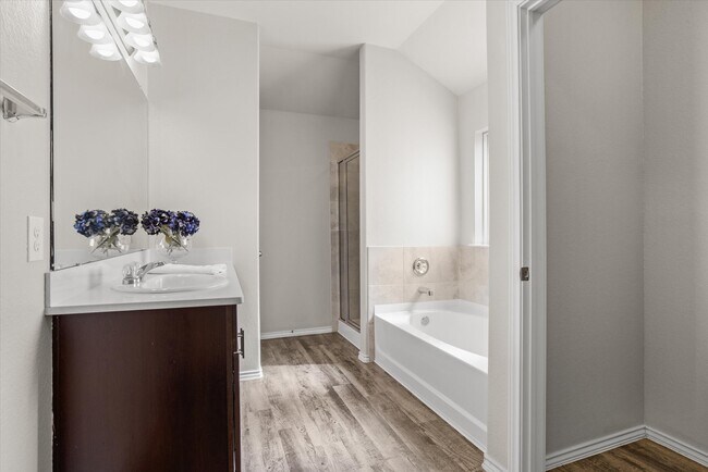 Building Photo - 627 E Fairway Lake Dr