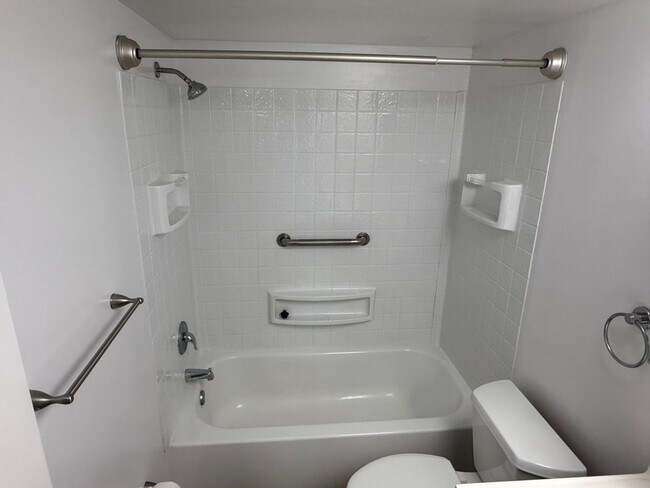 Building Photo - Bright & Spacious Condo in Sought-After Glenhardie Community