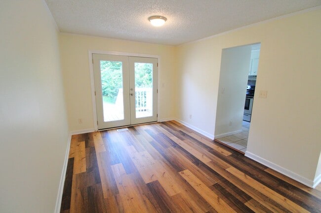 Building Photo - Charming 2 Bedroom, Large lot fenced in yard