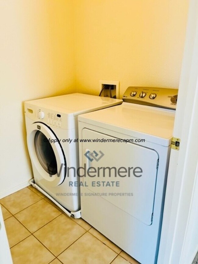 Building Photo - Spacious 3-bedroom with Updated Finishes and Prime Location!