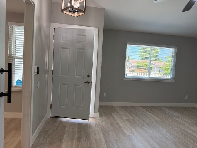 Building Photo - Absolutely gorgeous 3 bedroom 2 bath house