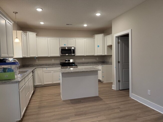 Building Photo - Maryville 37803 - 3 bedroom 2.5 bath - contact Vicki Everbach 865-679-1715