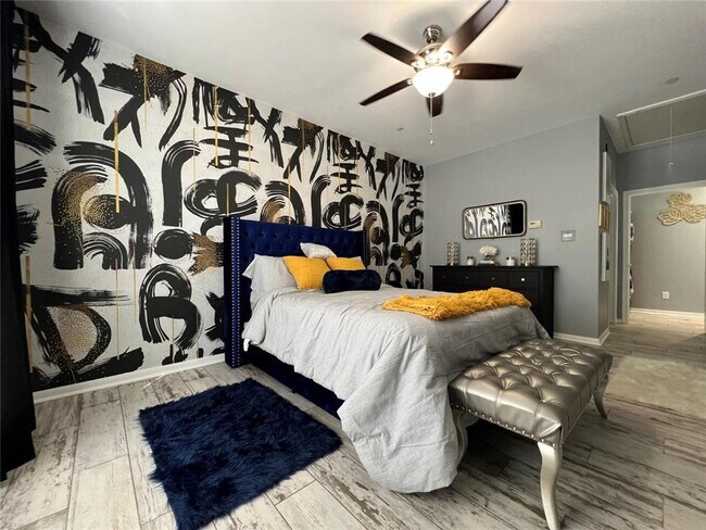 Building Photo - Stunning Townhome Near Medical Center!