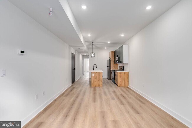 Building Photo - 1224 W Silver St