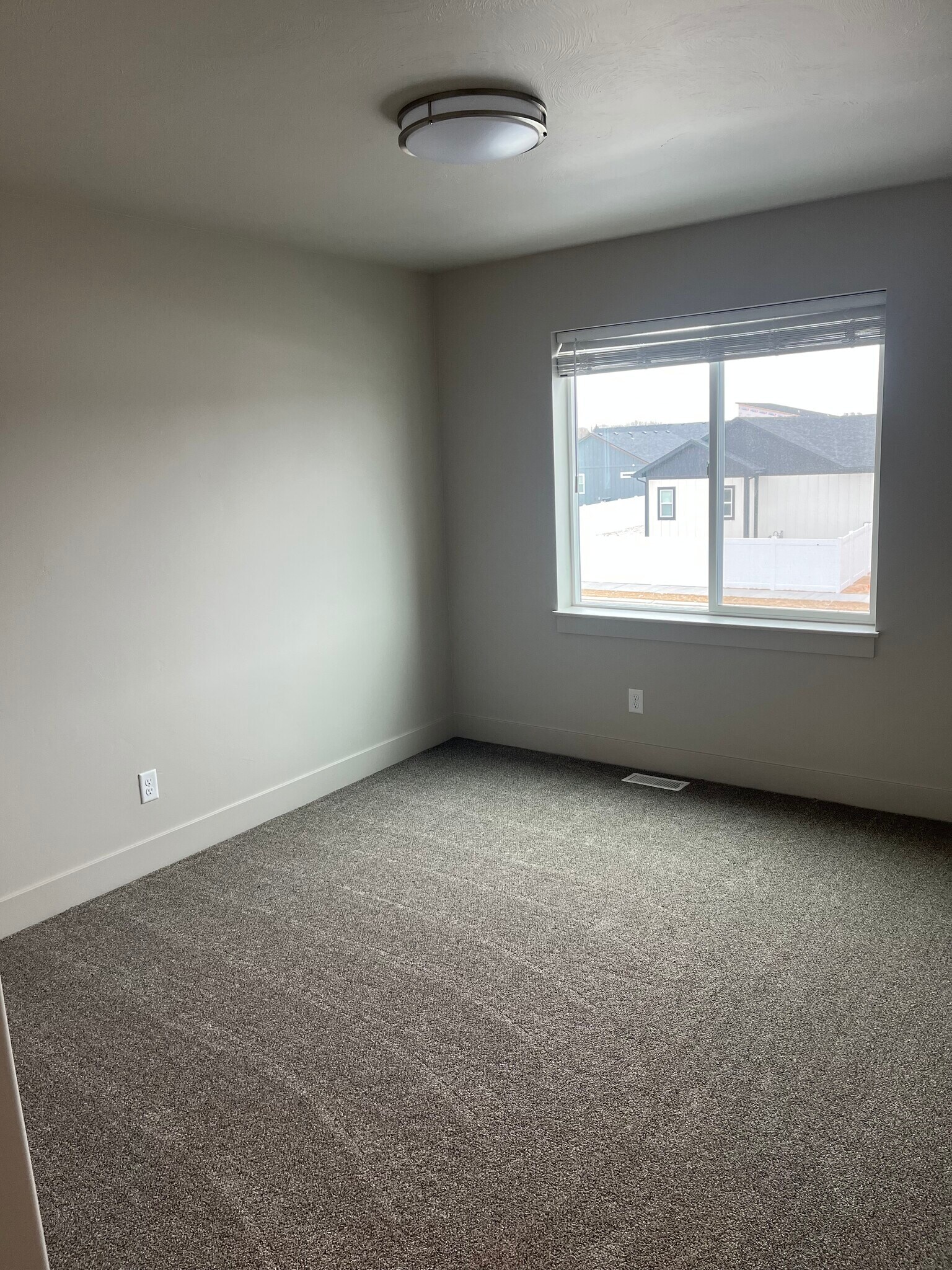 Building Photo - 548 Aspen Ave