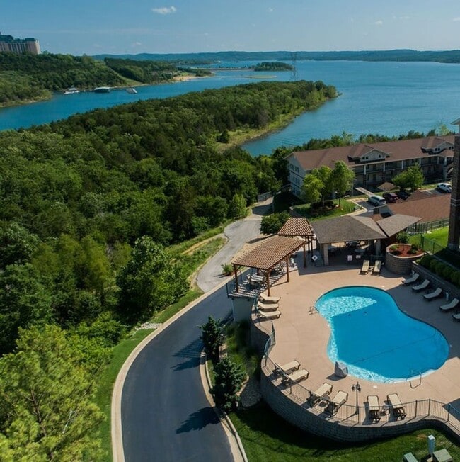 Building Photo - 2 Bedroom 2 Bath Garden Level Lakeside Apartment for rent in  Branson, MO - Offering Flexible Lea...