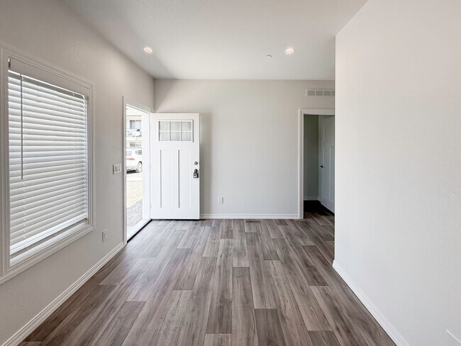 Building Photo - ~ AVAILABLE NOW ~ DUPLEX (RIGHT)