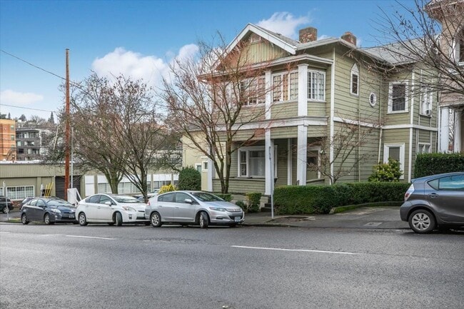 Building Photo - Cute and vintage 1/1 in Goose Hollow!