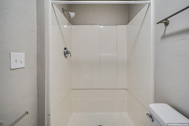 Building Photo - 433 Ahnaip St