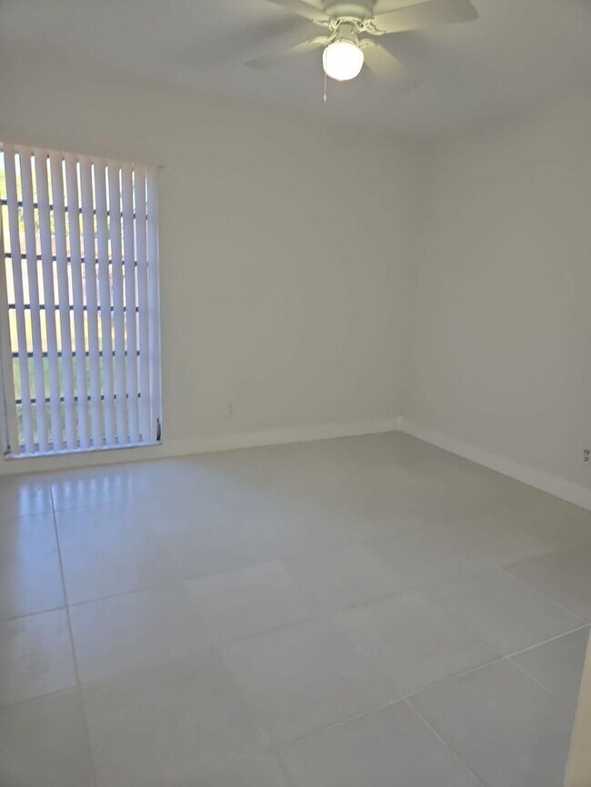 Building Photo - LABOR DAY SPECIAL Great Renovated 3/1 |  Q...