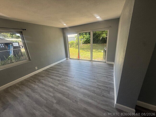 Building Photo - 630 E Dayton Cir