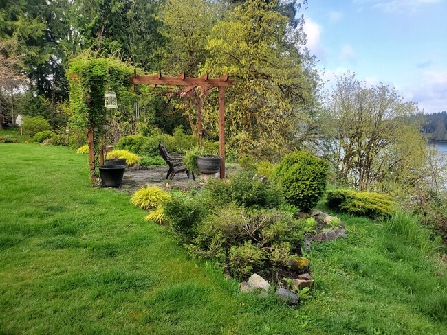 Building Photo - Beautiful home over the Hammersley Inlet