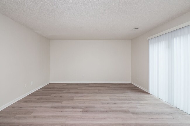 Building Photo - Newly Renovated 3 Bedrooms 2.5 Bathroom Home