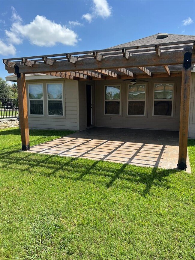 Building Photo - 300 Briar Park Dr