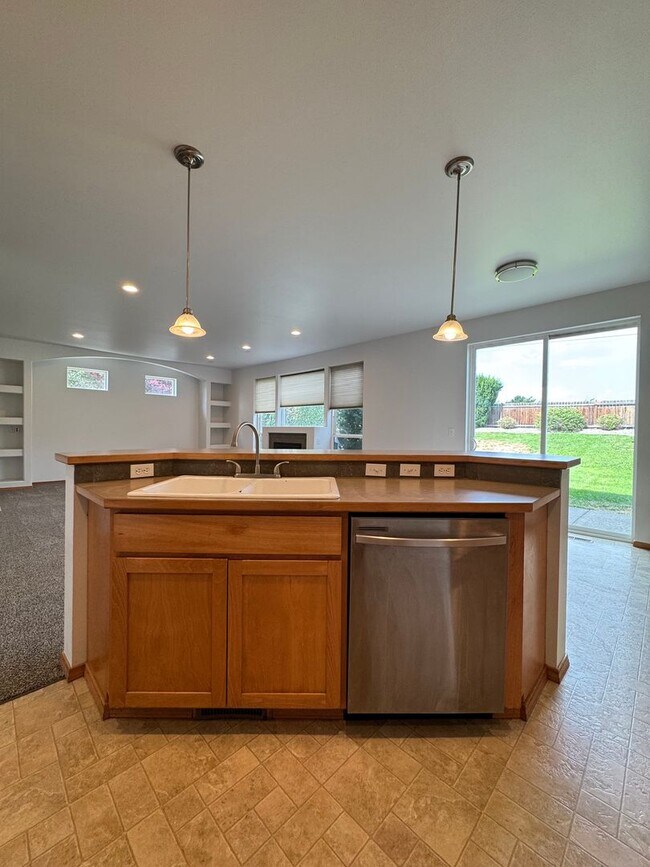 Building Photo - Large 4 Bed Rental in Established Neighbor...