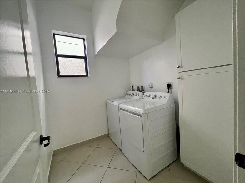 Building Photo - 3316 W 98th Pl