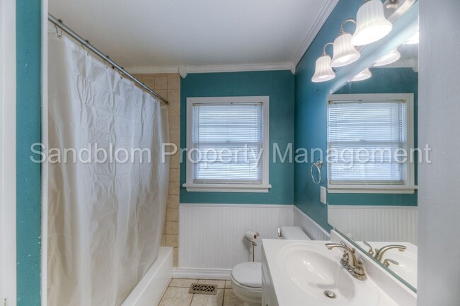 Building Photo - FOR LEASE | Brookside | $1300 Rent + $1300...