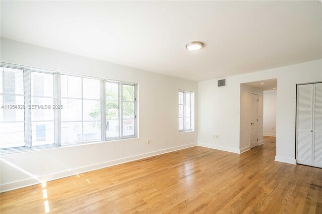 Building Photo - 2425 Flamingo Pl