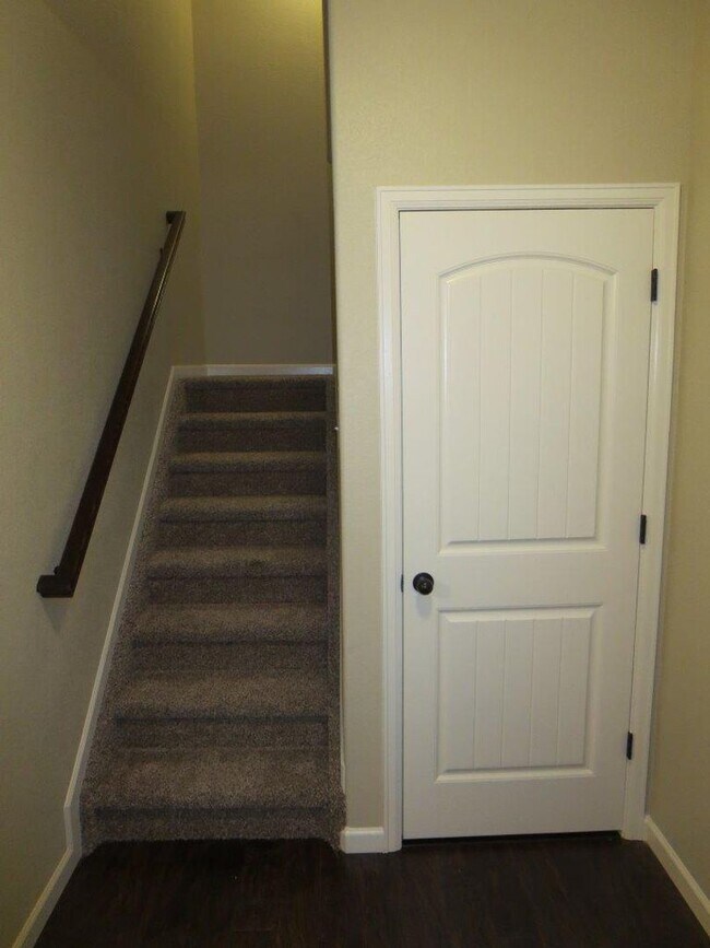 Building Photo - Available Now! 3 Bedroom 2.5 Bathroom Town...