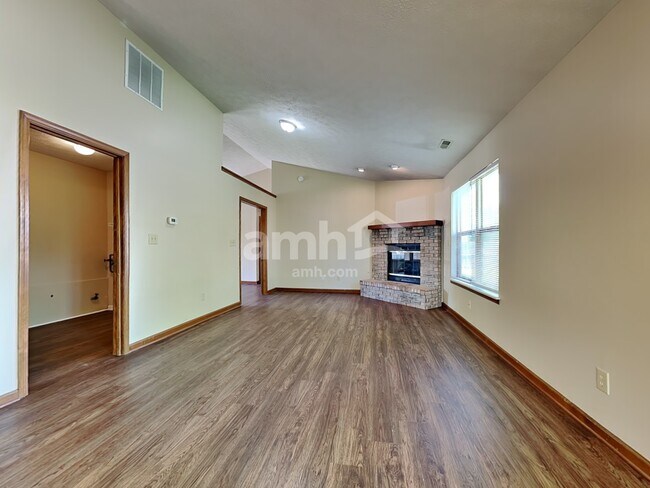 Building Photo - 3326 Redbud Ct