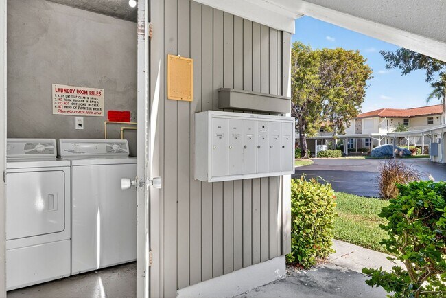 Building Photo - Vacation Rental 1 Bedroom 1 Path