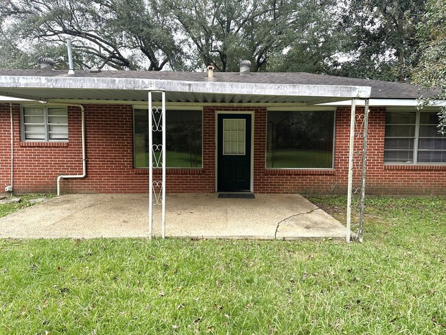 Building Photo - 3 Bedroom Home in Quiet area of Zachary av...