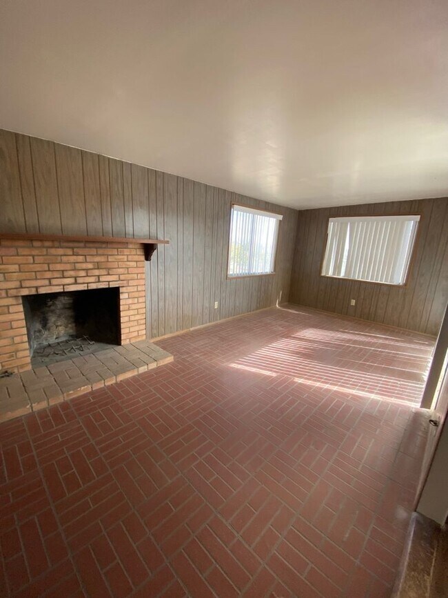 Building Photo - AVAILABLE NOW $500 off First Month Rent