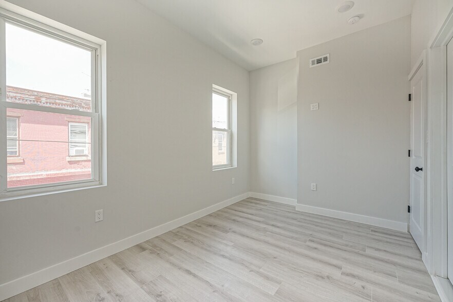 Building Photo - 1653 S Lawrence St