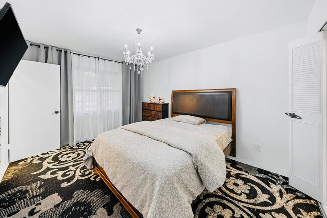 Building Photo - 129 Lake Carol Dr