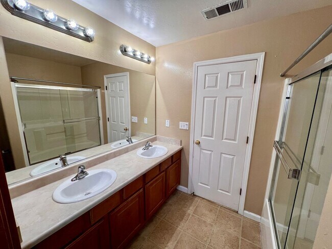 Building Photo - $2,295 Fowler & Ashlan, 4 bedroom - E Hamp...