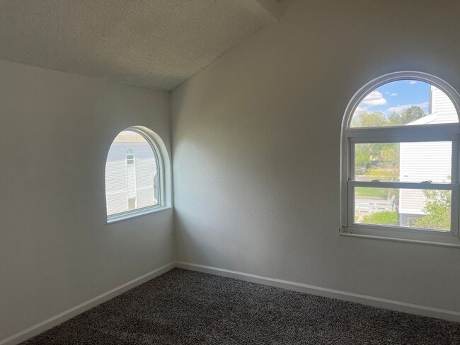 Building Photo - Spacious 3 Bed, 2 Full Bath Townhome near the Highline Canel!