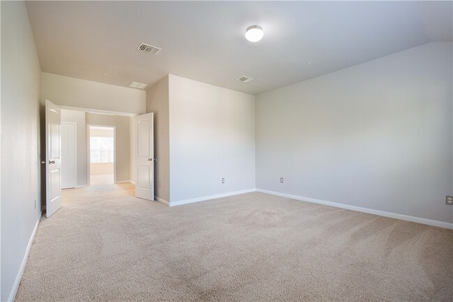 Building Photo - 1620 Bryant Dr