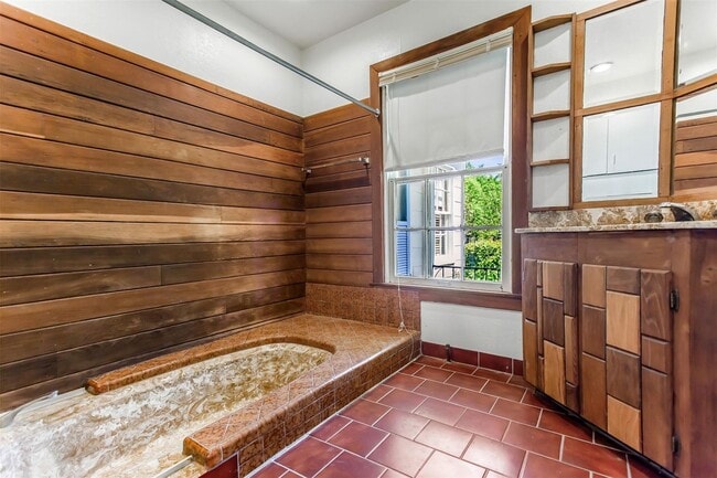 Building Photo - Charming 2-Bedroom, 1/5-Bath Home in Little Forest Hills