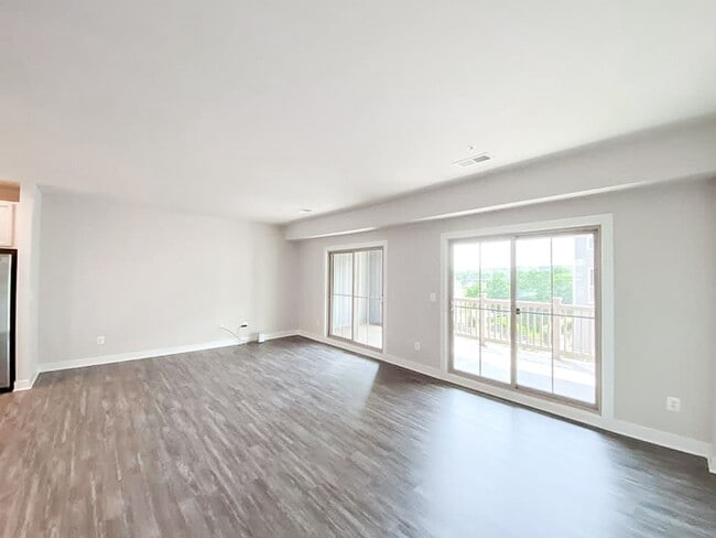 Building Photo - Immaculate & Stunning 3 Bedroom 2.5 Bathroom Brick, End-Unit Condo Style Townhome In Luxurious An...