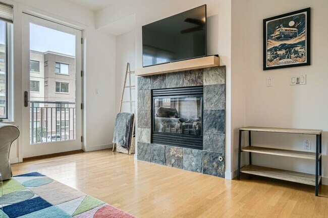 Building Photo - 2-BDR Retreat with Rooftop Pool & Gym