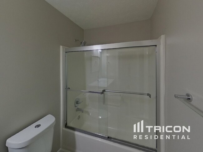 Building Photo - 1631 Royal Ives Dr SE