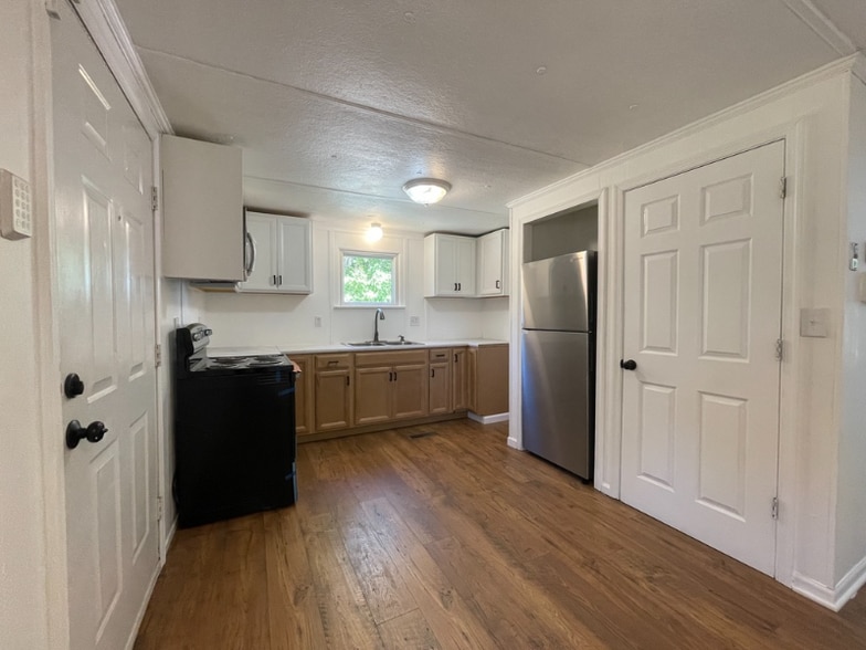 Building Photo - 10714 Quaker Rd