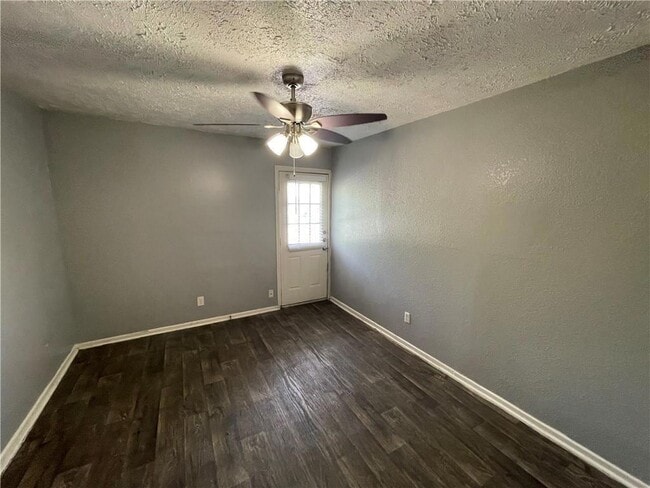 Building Photo - 305 E Croslin St