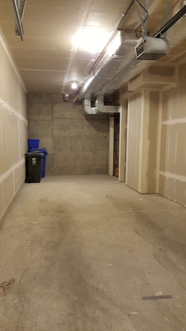 Building Photo - 2106 Yakima Ct S